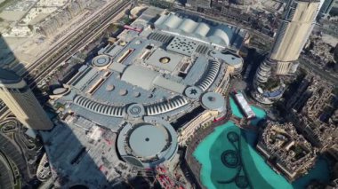 BAE, DUBAI, JANUARY 31, 2016: Burj Khalifa megatall gökdeleninin 124. katından Dubai AVM ve Burj Halife Gölü 'nün üst manzarası. Burç Halife - dünyanın en yüksek gökdeleni, BAE