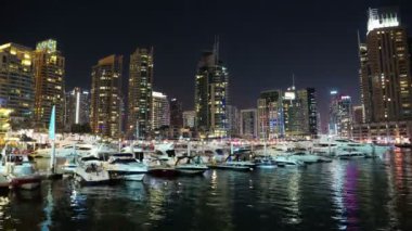 BAE, DUBAI, FEBRUARY 3, 2016: UHD 4K Dubai Marina gece yakınlaştırması, Birleşik Arap Emirlikleri. Dubai Marina, dünyanın en büyük insan yapımı marinası. Dubai Ultra HD 3840x2160 Zaman Alanı