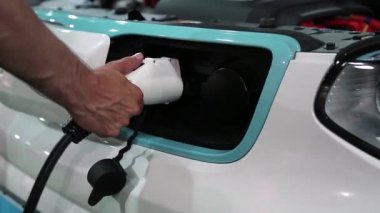 Ukrayna, Kiev, 10 Haziran 2016: Elektrikli arabalar Sergisi. Openned kaporta araba. Beyaz Kia Soul Ev electromobile tahsil