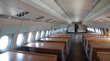 Masası olan eski bir uçağın içi. Uçağın içinde. Yolcu koltuğu olmayan eski bir uçağın içi.