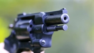 Tabancayla ateş edilmiş. Adam tabancayla ateş ediyor. Siyah bir tabancadan ateş edilmiş. Siyah silahlı adam, yaklaşın.