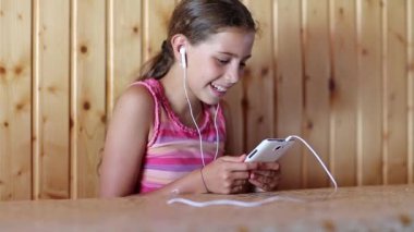 Kız akıllı telefonuyla iletişim kuruyor. Güzel kız Skype üzerinden telefonda konuşuyor. Beyaz cep telefonlu bir kadın Skype 'ta iletişim kuruyor.