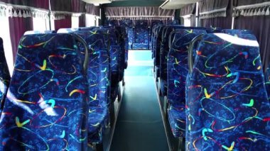 Minibüsün içi boş. Mavi koltuklu bir otobüs. Otobüste boş koltuklar