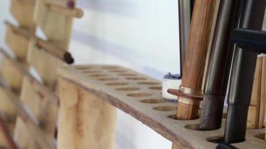 Dövüş sanatları okulu eğitimleri için ahşap kılıç