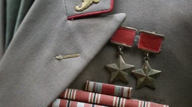 Sovyetler Birliği zamanının eski askeri üniforması. Generaller üniformalarında Sovyetler Birliği Kahramanı 'nın iki altın madalyası var. Sovyet devletine ve toplumuna kahramanca hizmet ettiği için ödüllendirildi.
