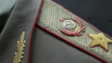 Yüksek askeri rütbede, Sovyetler Birliği arması olan federal polis apoletleri. Sovyetler Birliği zamanının eski askeri üniforması. SSCB 'nin amblemi olan askeri amblem, çekiç ve orak, altın yıldız