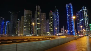 BAE, DUBAI, FEBRUARY 3, 2016: UHD 4K Dubai Marina gece saati, Birleşik Arap Emirlikleri. Dubai Marina - dünyanın en büyük insan yapımı marinası, Basra Körfezi 'nin 3 km boyunca oyulmuş bir kanal kentidir.