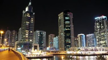 BAE, DUBAI, FEBRUARY 3, 2016: UHD 4K Dubai Marina zoom gece yarısı, Birleşik Arap Emirlikleri. Dubai Marina, dünyanın en büyük insan yapımı marinası.