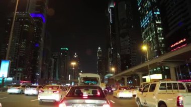BAE, DUBAI, 1 Şubat 2016: Dubai 'deki Şeyh Zayed yolu boyunca akşam trafiği. Dubai Birleşik Arap Emirlikleri 'nde bir şehir ve emirliktir.