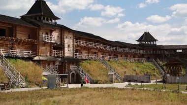 UKRAINE, KIEV REGION, KOPACHIV VILLAGE, AĞUSTOS 14, 2016: Kopachiv köyündeki Kyivan Rus parkındaki kale, antik Kiev 'in tarihi yeniden inşaatı, ahşap kale