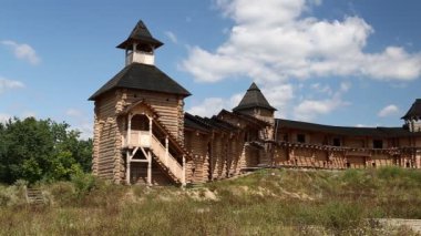 UKRAINE, KIEV REGION, KOPACHIV VILLAGE, AĞUSTOS 14, 2016: Kopachiv köyündeki Kyivan Rus parkındaki kale, antik Kiev 'in tarihi yeniden inşaatı, ahşap kale