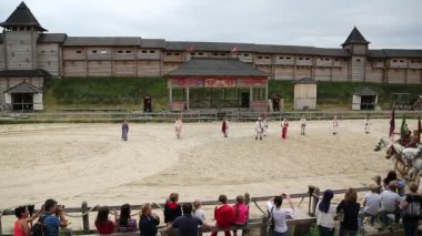 UKRAINE, KIEV REGION, KOPACHIV VILLAGE, 14 AĞUSTOS 2016: Kopachiv köyündeki Kyivan Rus parkında kültür ve eğlence festivalinde insanlar, antik Kiev 'in tarihi yeniden inşası, arenada atlar
