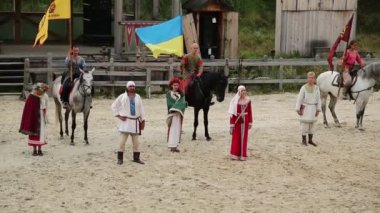UKRAINE, KIEV REGION, KOPACHIV VILLAGE, 14 AĞUSTOS 2016: Kopachiv köyündeki Kyivan Rus parkında kültür ve eğlence festivalinde insanlar, antik Kiev 'in tarihi yeniden inşası, arenada aktörler