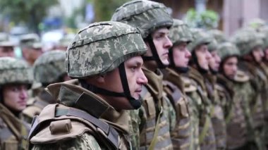 UKRAINE, KIEV, 24 AĞUSTOS 2016: Kiev 'deki askeri geçit töreninde yeşil üniformalı askerler, Ukrayna' nın bağımsızlığının 25. yıldönümüne adandılar. Askeri geçit törenindeki askerler. Sesli video