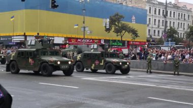 Ukrayna, Kiev, 24 Ağustos 2016: Tören geçit töreni, Kiev ana cadde - Khreshchatyk'a, askeri donanım Ukraines bağımsızlık 25 yıldönümü için adanmış. Kiev, Ukrayna askeri geçit töreni