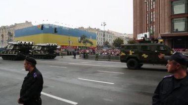 Ukrayna, Kiev, 24 Ağustos 2016: Tören geçit töreni, Kiev ana cadde - Khreshchatyk'a, askeri donanım Ukraines bağımsızlık 25 yıldönümü için adanmış. Kiev, Ukrayna askeri geçit töreni