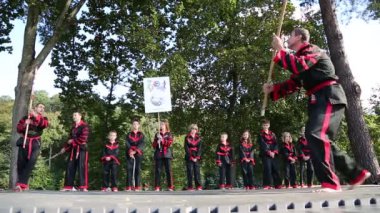 UKRAINE, KIEV, SEPTEMBER 18, 2016: Kiev 'deki Feofania Park' ta düzenlenen üçüncü dövüş sanatları festivalinde dövüş sanatları gösterileri. Etkinlik gençlerin spor hobilerini seçmelerine ve kendilerini hayatta bulmalarına yardımcı olur.