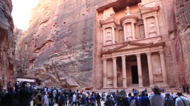 JORDAN, PETRA, 5 Aralık 2016: Ürdün Haşim Krallığı 'nın tarihi ve arkeolojik kenti olan Raqmu olarak bilinen antik Petra' daki El Khazneh veya Hazine yakınları