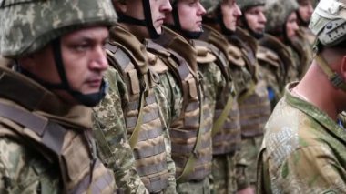 Ukrayna, Kiev, 24 Ağustos 2016: Tören geçit töreninde Kiev ana cadde - Khreshchatyk'a, Ukraines bağımsızlık 25 yıldönümü için adanmış. Askeri üniformalı askerler. Askerler, askeri geçit töreni