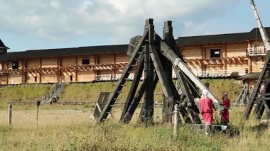 UKRAINE, KIEV REGION, KOPACHIV, AĞUSTOS 14, 2016: Eski ahşap mancınıklar, Kopachiv köyündeki Kyivan Rus parkında kültür ve eğlence festivali, antik Kiev 'in tarihi yeniden inşası