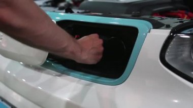 Ukrayna, Kiev, 10 Haziran 2016: Elektrikli arabalar Sergisi. Openned kaporta araba. Beyaz Kia Soul Ev electromobile tahsil
