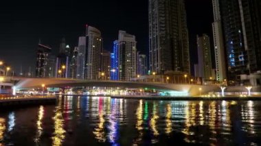5K Dubai Limanı gece vardiyası, Birleşik Arap Emirlikleri. Dubai Marina, dünyanın en büyük insan yapımı marinası. Dubai Marina, Basra Körfezi 'nin 3 km' lik bir kıyı şeridi boyunca oyulmuş bir kanal kentidir.