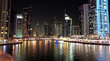 5K Dubai Limanı gece vardiyası, Birleşik Arap Emirlikleri. Dubai Marina, dünyanın en büyük insan yapımı marinası. Dubai Marina, Basra Körfezi 'nin 3 km' lik bir kıyı şeridi boyunca oyulmuş bir kanal kentidir.