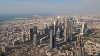 Dubai şehir merkezi ve Basra Körfezi, Birleşik Arap Emirlikleri. Dubai 'deki Burç Halife gökdeleninin 124. katından Şeyh Zayed yolu, finans bölgesi ve Basra Körfezi' ndeki gökdelenlere bakın.