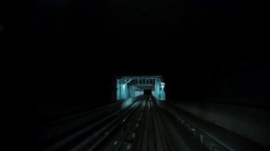 BAE, DUBAI, 1 Şubat 2016: Tren tünele giriyor. Ön pencereden bak. Dubai Metro sürücüsüz, tam otomatik bir metro ağıdır. Dubai Birleşik Arap Emirlikleri 'nde bir şehir ve emirliktir.