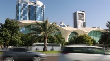 BAE, ABU DHABI, 4 Şubat 2016: Abu Dabi - Birleşik Arap Emirlikleri 'nin başkenti. Abu-Dabi - Dubai 'den sonra BAE' nin en kalabalık ikinci şehri ve Abu Dabi emirliğinin de başkenti. Korniş
