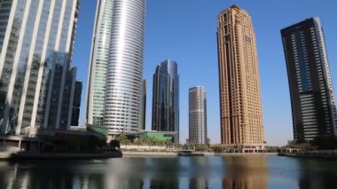 BAE, DUBAI, FEBRUARY 5, 2016: Almas Tower süper yüksek gökdeleni ve Jumeirah Lakes Towers, Dubai çok amaçlı emtia merkezi, Birleşik Arap Emirlikleri. Dubai, BAE 'de bir şehirdir. JLT, DMCC