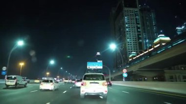 BAE, DUBAI, 1 Şubat 2016: Dubai gece trafiği, Birleşik Arap Emirlikleri. Burj Khalifa megatall gökdeleni. Dubai Birleşik Arap Emirlikleri 'nde bir şehir ve emirliktir.