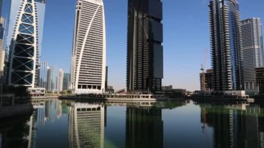 Birleşik Arap Emirlikleri, Dubai, 5 Şubat 2016: Jumeirah Lakes Towers, Dubai multi mal Merkezi, Birleşik Arap Emirlikleri. Dubai Emirliği Birlesik Arab Emirligi ülkesindeki biridir. JLT, Dmcc