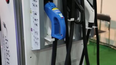 Ukrayna, Kiev, 10 Haziran 2016: Şarj cihazlar elektrikli otomobil fuarında elektrikli arabalar için