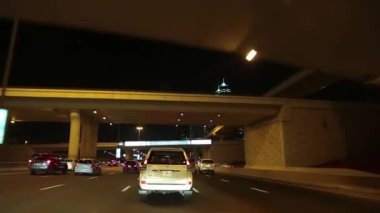 BAE, DUBAI, 1 Şubat 2016: Dubai 'deki Şeyh Zayed yolu boyunca akşam trafiği. Dubai Birleşik Arap Emirlikleri 'nde bir şehir ve emirliktir.