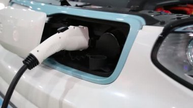 Ukrayna, Kiev, 10 Haziran 2016: Elektrikli arabalar Sergisi. Openned kaporta araba. Beyaz Kia Soul Ev electromobile tahsil
