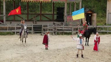 UKRAINE, KIEV REGION, KOPACHIV VILLAGE, AĞUSTOS 14. 2016: Kopachiv köyündeki Kyivan Rus parkında kültür ve eğlence festivalinde insanlar, antik Kiev 'in tarihi yeniden inşası, arenada atlar