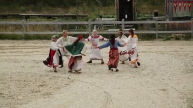 UKRAINE, KIEV REGION, KOPACHIV VILLAGE, AĞUSTOS 14. 2016: Kopachiv köyündeki Kyivan Rus parkında kültür ve eğlence festivalinde insanlar, antik Kiev 'in tarihi yeniden inşası, arenada aktörler