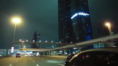 BAE, DUBAI, 1 Şubat 2016: Dubai gece trafiği, Birleşik Arap Emirlikleri. Burj Khalifa megatall gökdeleni. Dubai Birleşik Arap Emirlikleri 'nde bir şehir ve emirliktir.