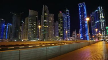 BAE, DUBAI, HAZİRAN 31, 2016: 4K Dubai Marina gece yarısı, Birleşik Arap Emirlikleri. Dubai Marina, dünyanın en büyük insan yapımı marinası.