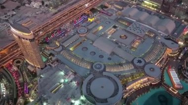 BAE, DUBAI, JANUARY 31, 2016: Burj Khalifa gökdeleninin 124. katından Dubai AVM ve Burj Halife Gölü 'nün üst manzarası. Burj Khalifa - dünyanın en yüksek megatall gökdeleni, BAE