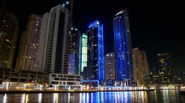 8K Dubai Marina gece vardiyası, BAE. Dubai Marina - dünyanın en büyük insan yapımı marinası - Basra Körfezi kıyı şeridi boyunca oyulmuş bir kanal kentidir. Dubai 8K 7680x4320 Timelapse