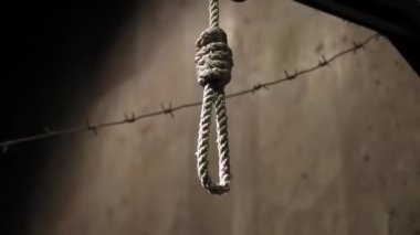 Asılmak. Toplama kampında darağacı ve dikenli tel