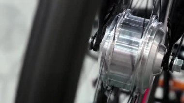 Şehir bisikleti için dönen elektrikli tekerlek. Bisiklet elektrikli tekerleği