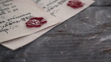 Üzerinde resmi kraliyet pulları olan antika mektuplar. İki eski el yazması. Eski kağıtlar masada yatıyor.