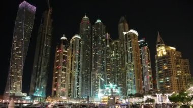 Dubai Marina gece zoom 'u, Birleşik Arap Emirlikleri. Dubai Marina, dünyanın en büyük insan yapımı marinası. Dubai Marina - Kanal kenti, İran Körfezi 'nin 3 km' lik kıyı şeridi boyunca oyulmuş, BAE