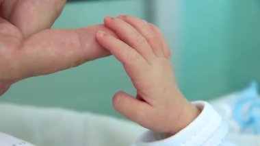 El ele. Doğumevinde anne ve yeni doğan bebek. İlk dokunuş
