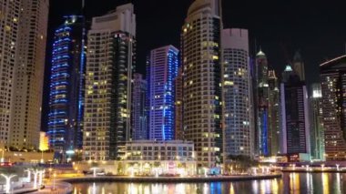 Dubai Marina gecesi zaman ayarlı, Birleşik Arap Emirlikleri. Dubai Marina, dünyanın en büyük insan yapımı marinası. Dubai Marina - Kanal kenti, İran Körfezi 'nin 3 km' lik kıyı şeridi boyunca oyulmuş, BAE