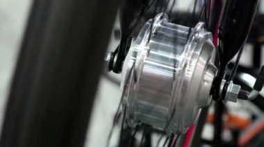 Şehir bisikleti için dönen elektrikli tekerlek. Bisiklet elektrikli tekerleği