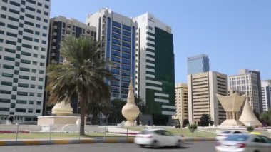BAE, ABU DHABI, FEBRUARY 4, 2016: Birleşik Arap Emirlikleri 'nin başkenti Abu Dabi' deki Şeyh Rashid Bin Saeed caddesi yakınlarındaki miras parkı. Abu-Dabi - Birleşik Arap Emirlikleri 'nin en kalabalık ikinci şehri.